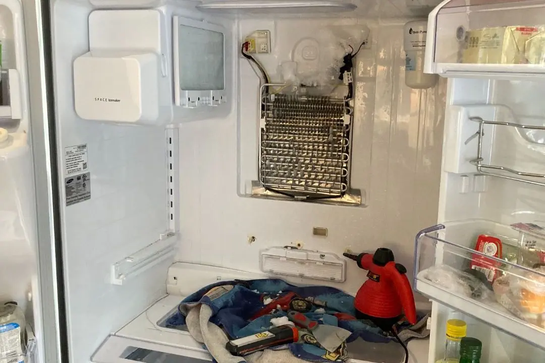 Refrigerador moderno en cocina - servicio de reparación en Orlando